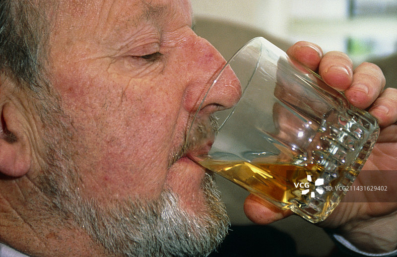 饮酒的老年男人侧写图片素材