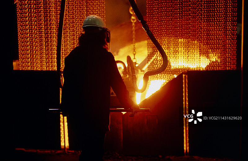 电弧炉铸造工人图片素材