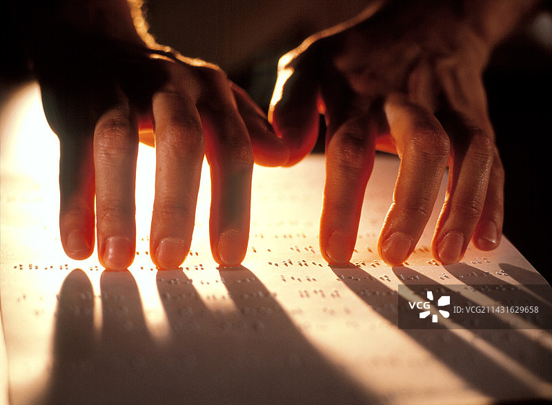 在盲文纸上移动的手图片素材