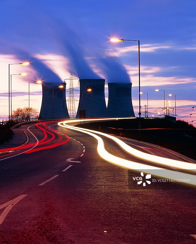 迪德科特冷却塔与汽车光轨图片素材