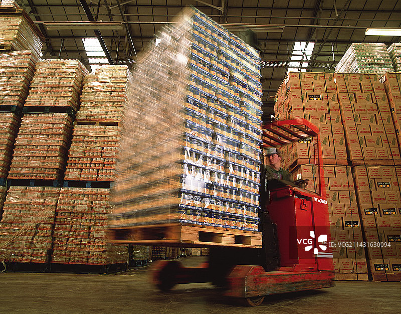 仓库中的叉车图片素材