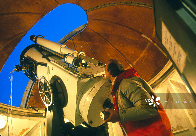 天文学家在法国使用望远镜图片素材