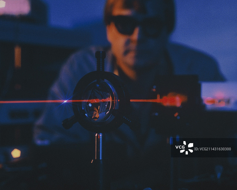 使用红色激光束的技术员（掺Tm:YAG）图片素材