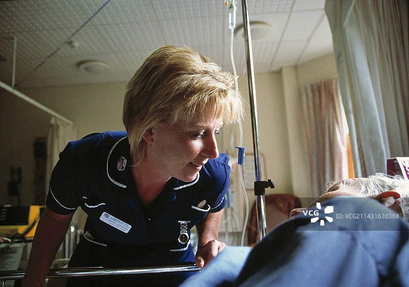 护士和老年病人图片素材