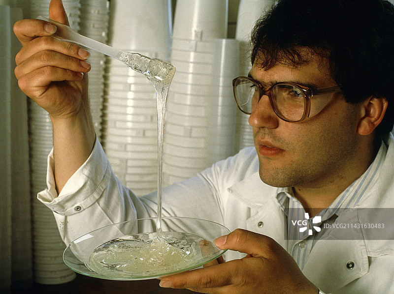 科学家观察正在凝固的塑料树脂图片素材