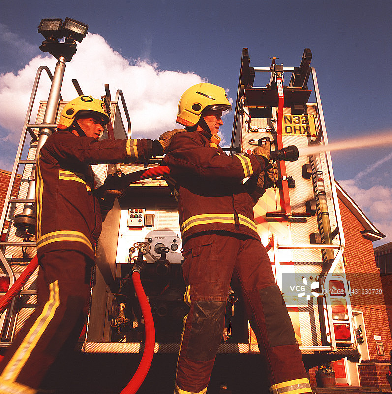 消防员使用消防水带图片素材