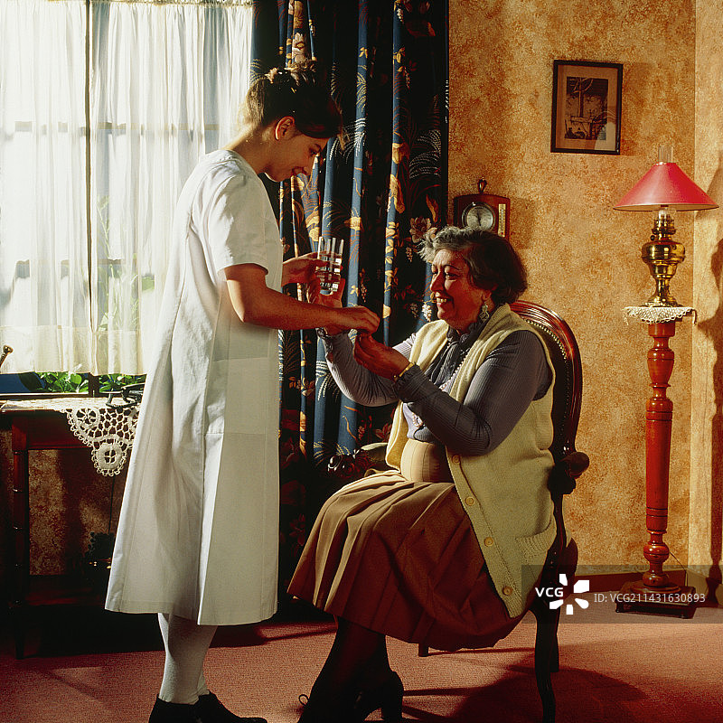 护士在家给老年妇女服药图片素材