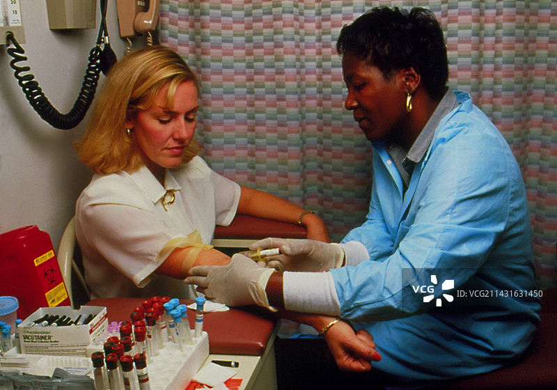 从手臂静脉抽取血样图片素材