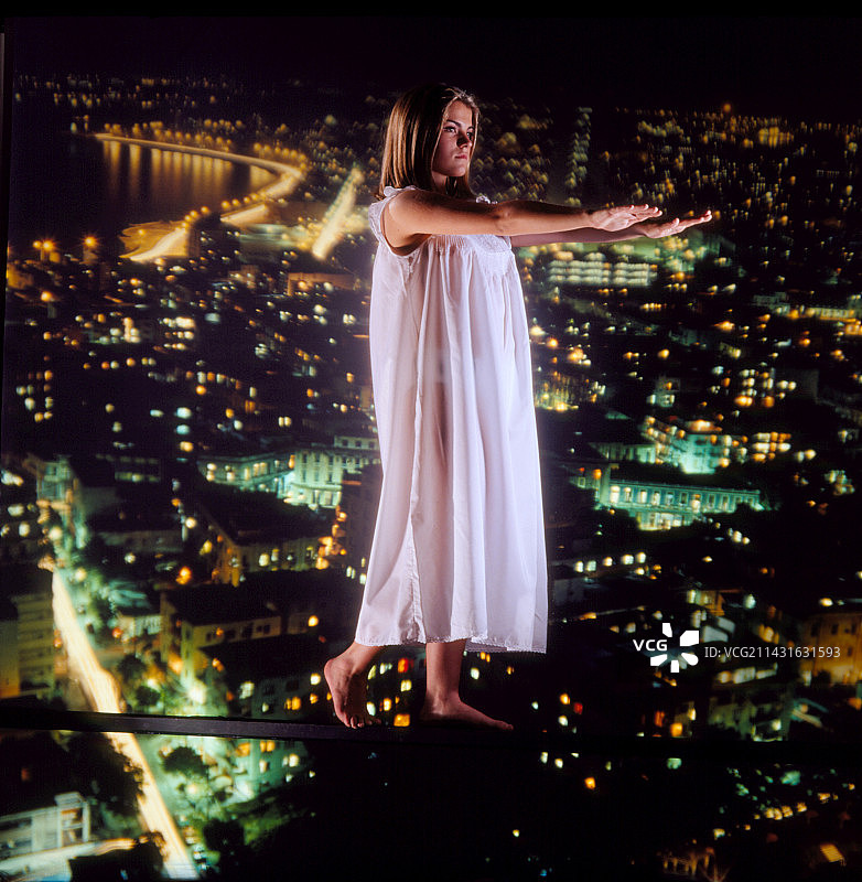 城市上空梦游女人的抽象图像图片素材