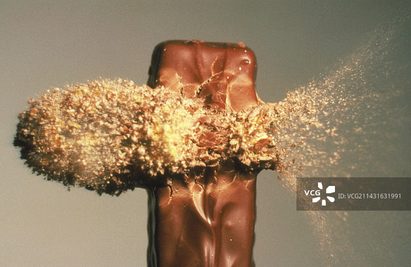 子弹击中巧克力的照片图片素材