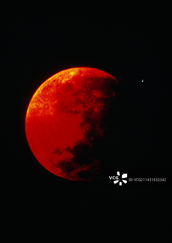 月全食，显示月亮呈红色图片素材