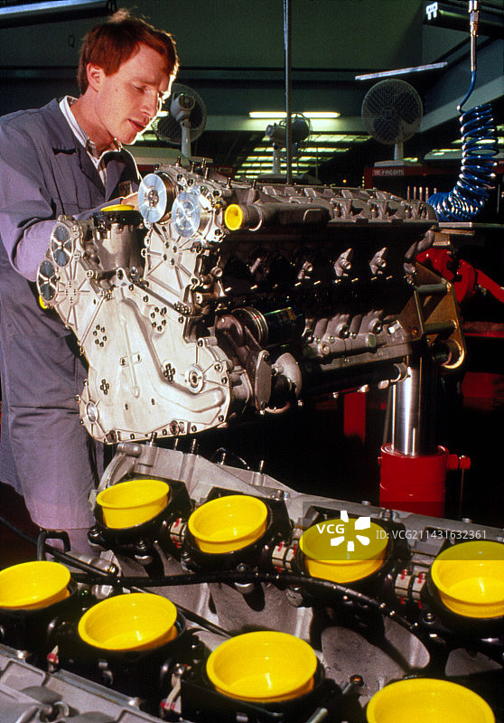 技术员与雷诺一级方程式引擎图片素材