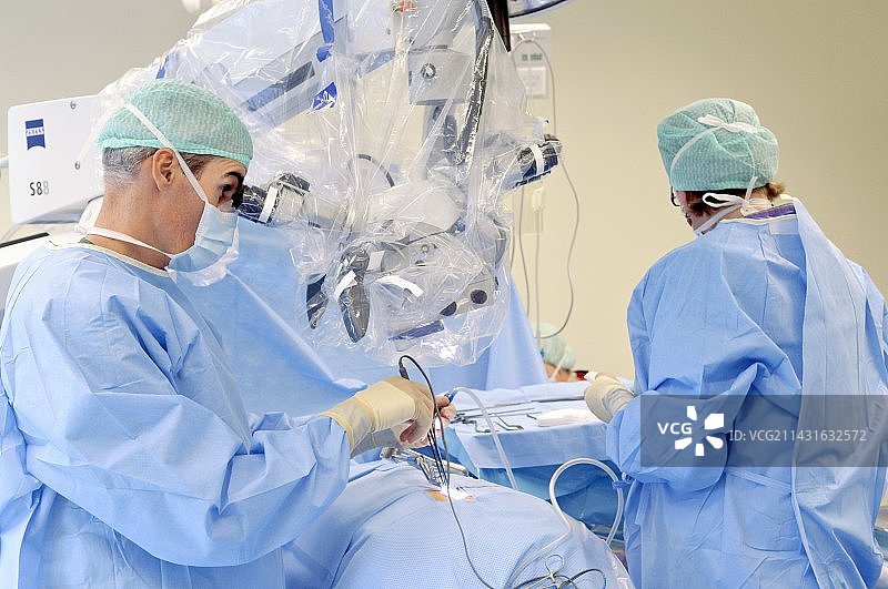 椎间盘滑脱微创内窥镜手术图片素材