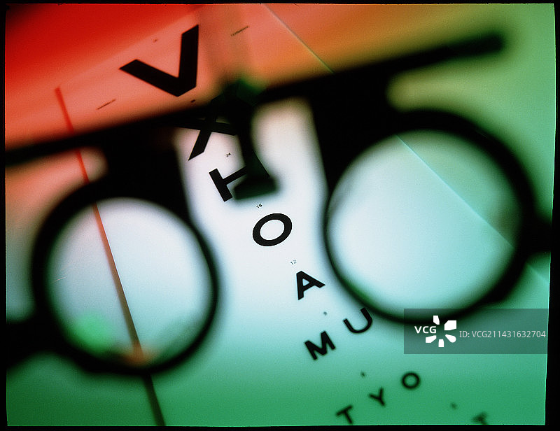 眼科测试镜架和视力表图片素材