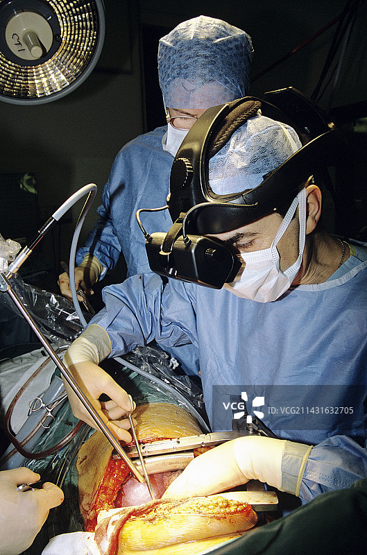 外科医生佩戴头戴式显示器图片素材