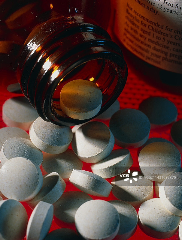 富含维生素的钙片从瓶中洒落图片素材