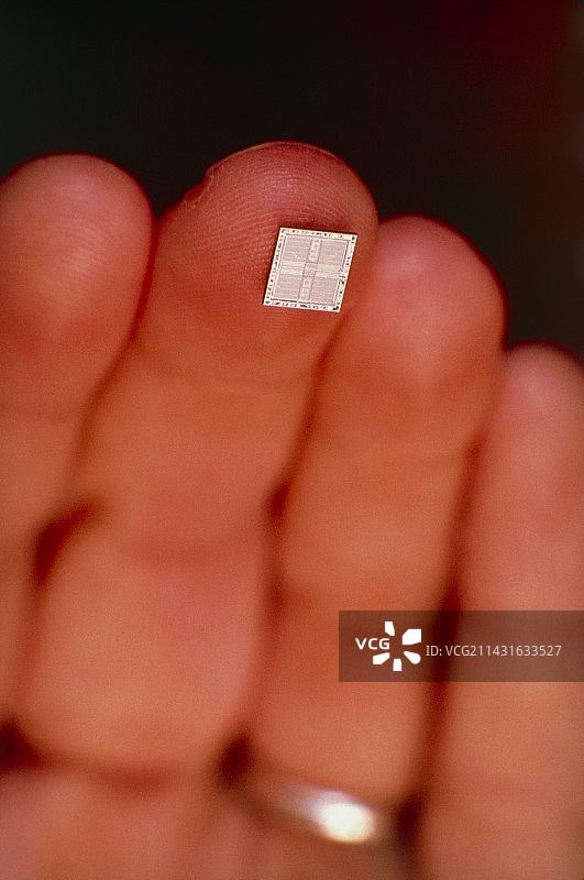 指尖上的EPROM集成电路图片素材