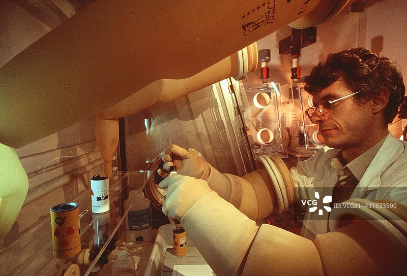 科学家在隔离手套箱中工作图片素材