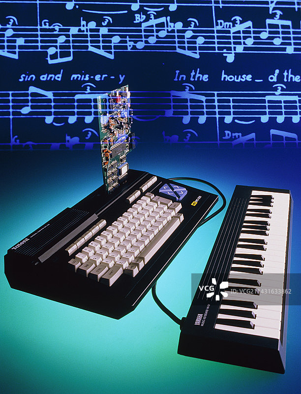 电脑和合成器键盘图片素材
