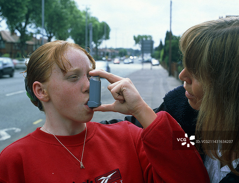 女孩使用气雾剂吸入器治疗哮喘图片素材