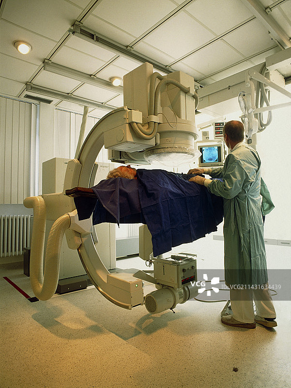 病人接受血管造影检查图片素材