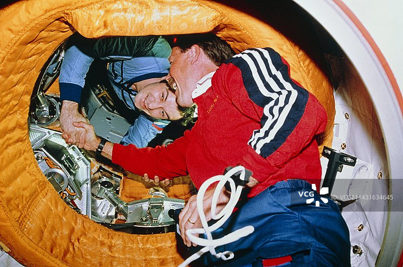 首次航天飞机-和平号对接后的历史性握手图片素材