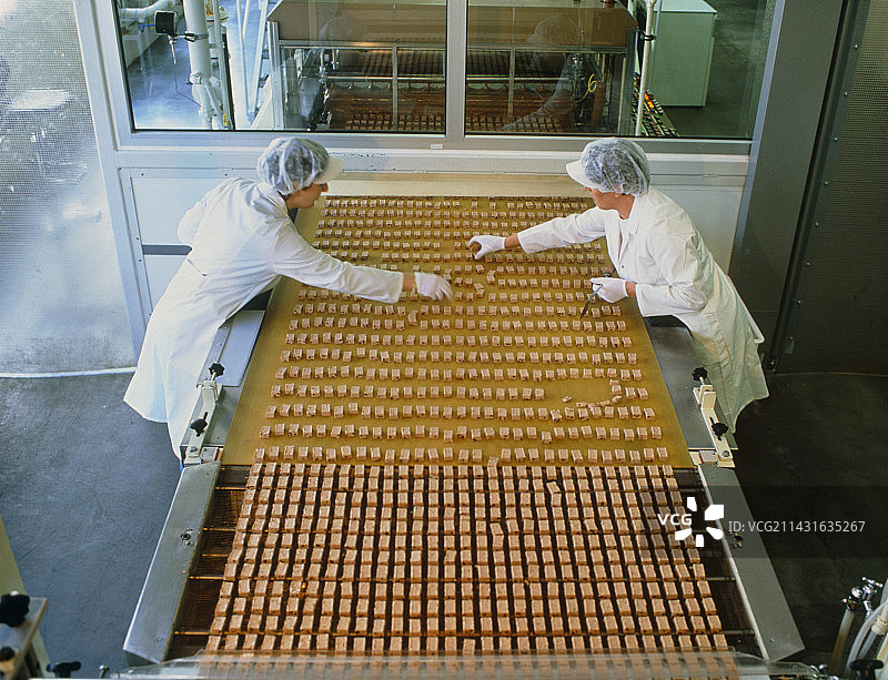 在巧克力棒生产线上工作的女人们图片素材