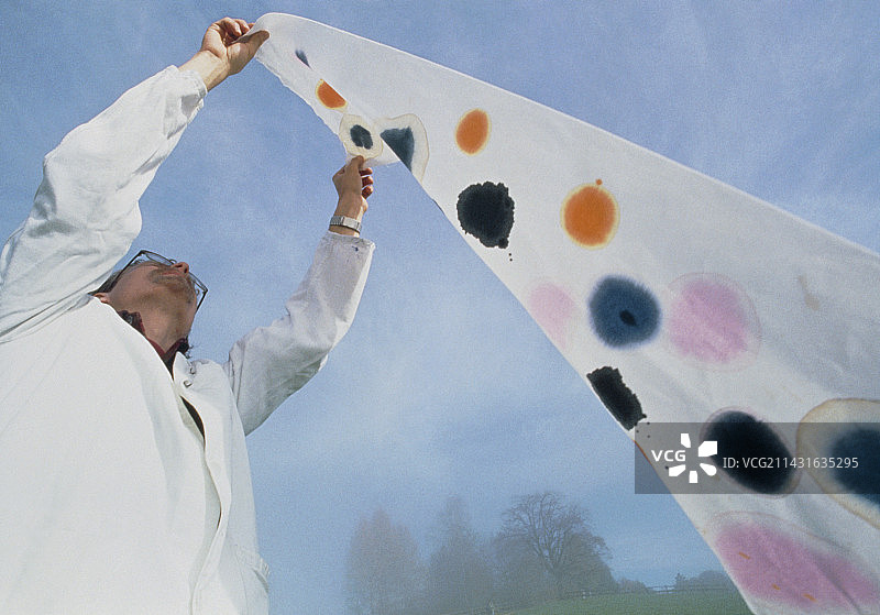 洗涤剂研究中的人工脏污布料图片素材