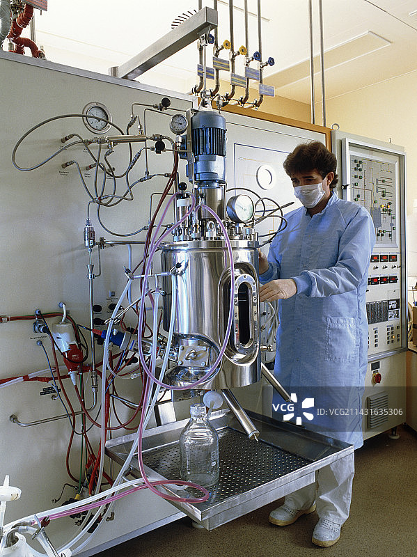 正在操作细菌发酵罐的技师图片素材