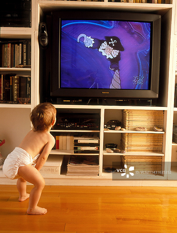 儿童在看电视图片素材
