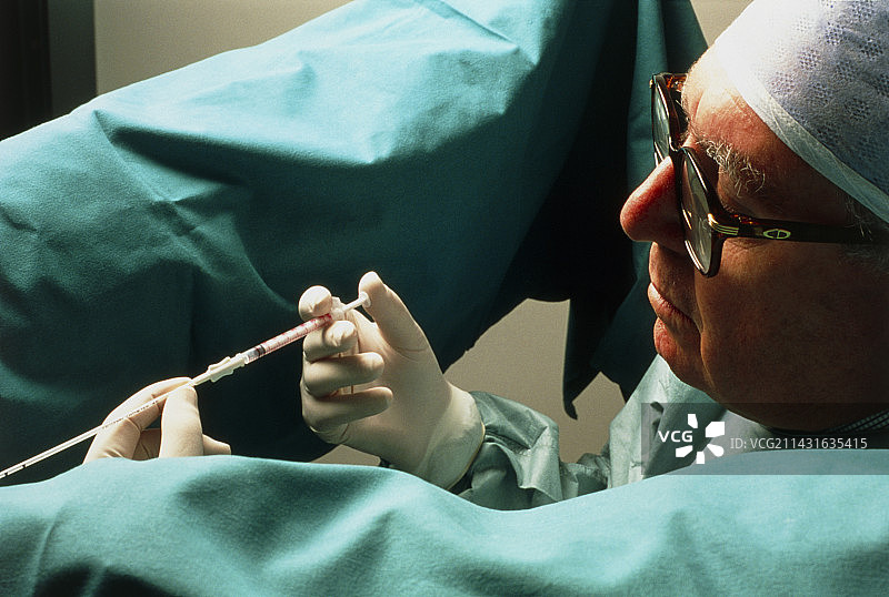 人工授精期间的精液注射图片素材