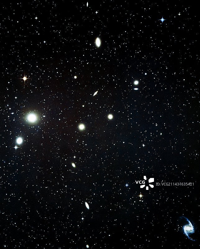 天炉座星系团的光学图像图片素材