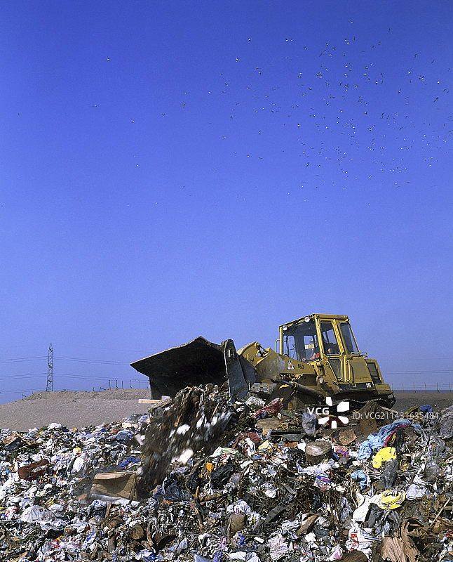 推土机平整垃圾的垃圾填埋场图片素材
