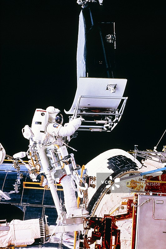 霍夫曼宇航员与哈勃WF/PC，STS-61图片素材