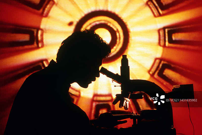 科学家正在用显微镜观察图片素材