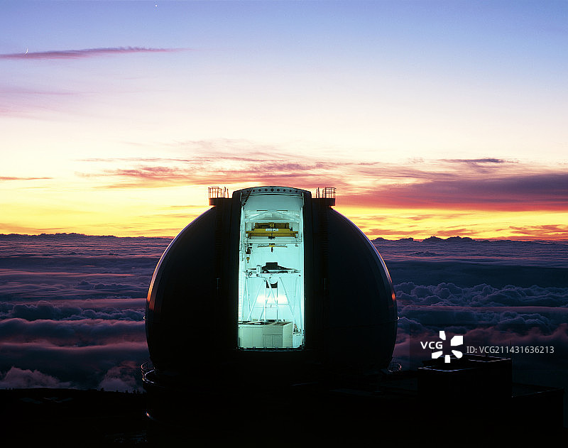 威廉·赫歇尔望远镜在黄昏时的圆顶图片素材