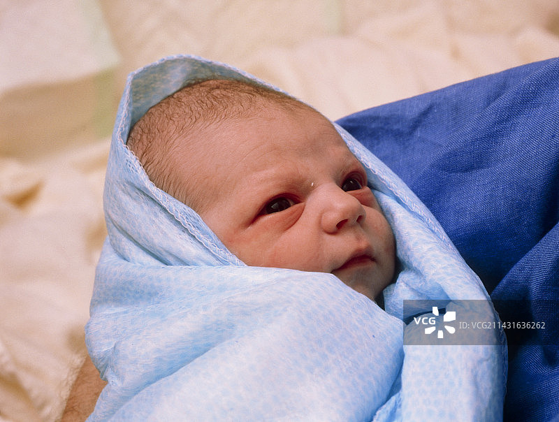 健康的初生男婴面部特写图片素材