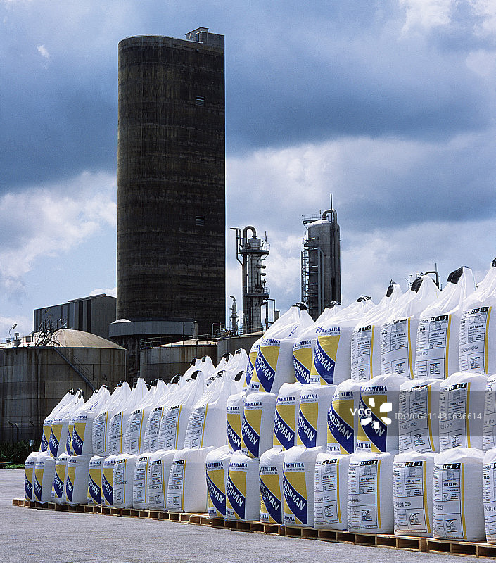 工厂里的肥料袋图片素材
