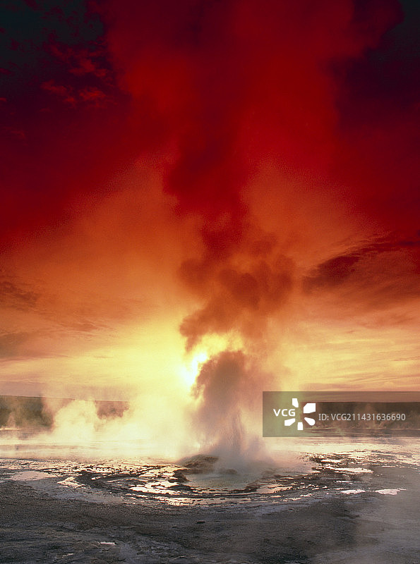黄石公园日落时分的蒸汽间歇泉图片素材