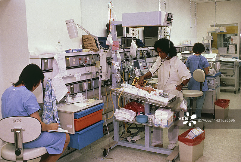 护士照料早产儿图片素材