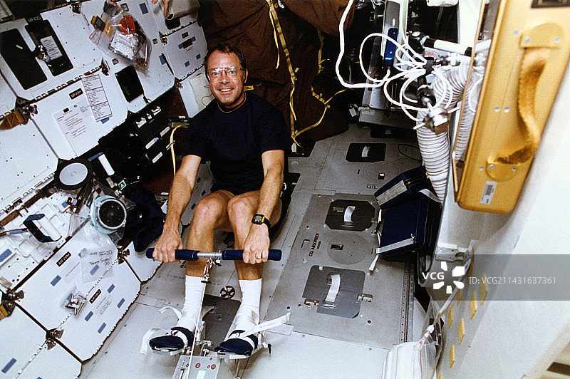 在划船机上的宇航员哈蒙德图片素材