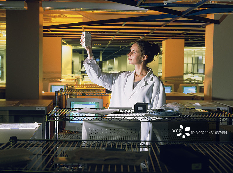 塞雷拉基因组公司使用DNA测序仪的技术员图片素材