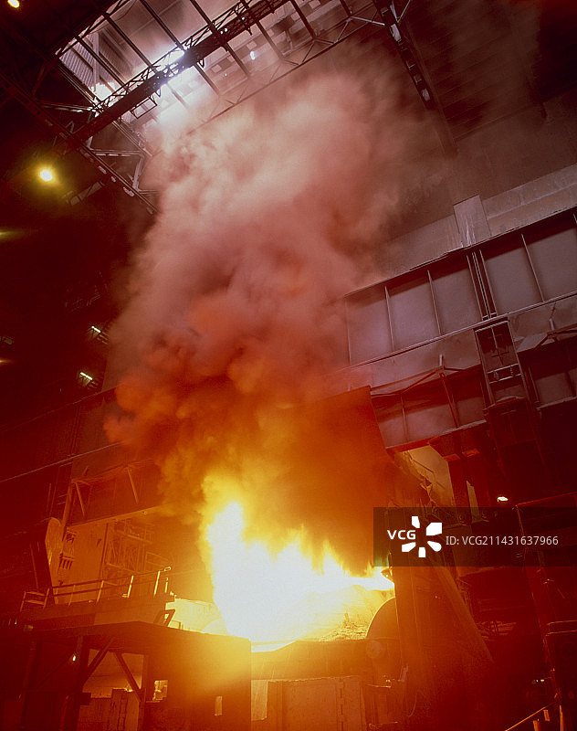 炼钢厂高炉冒出的烟雾图片素材