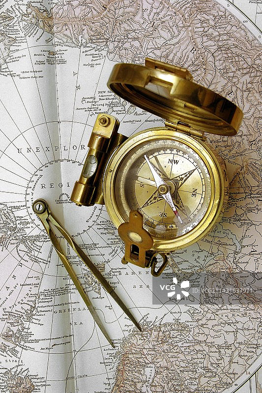 地图上的指南针和分规图片素材