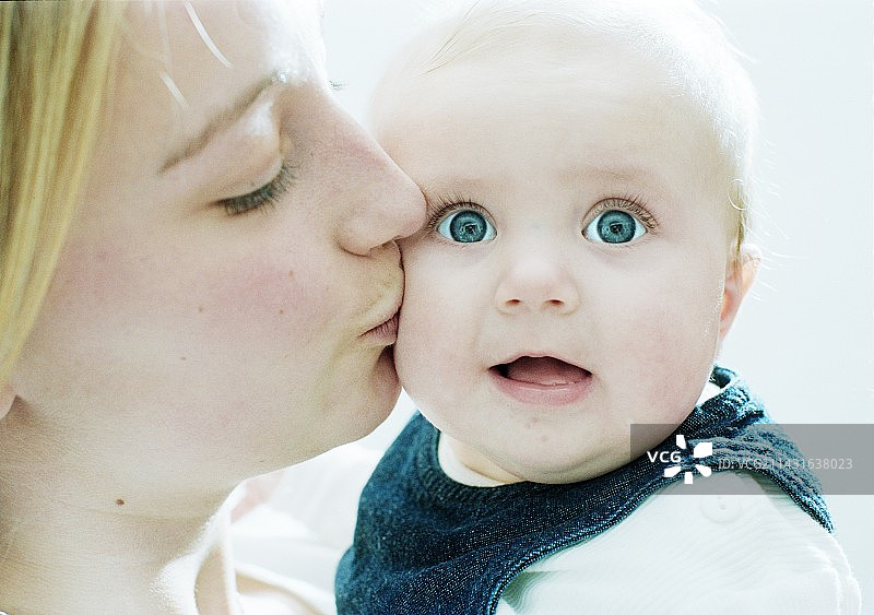母亲和婴儿图片素材