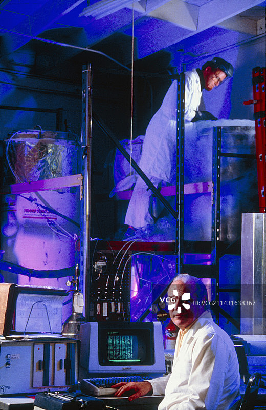 Trans Time Inc的冷冻技术人员，加利福尼亚州奥克兰图片素材