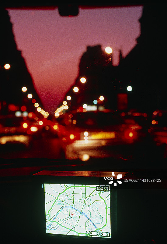 CARMINAT显示，查找加油站图片素材