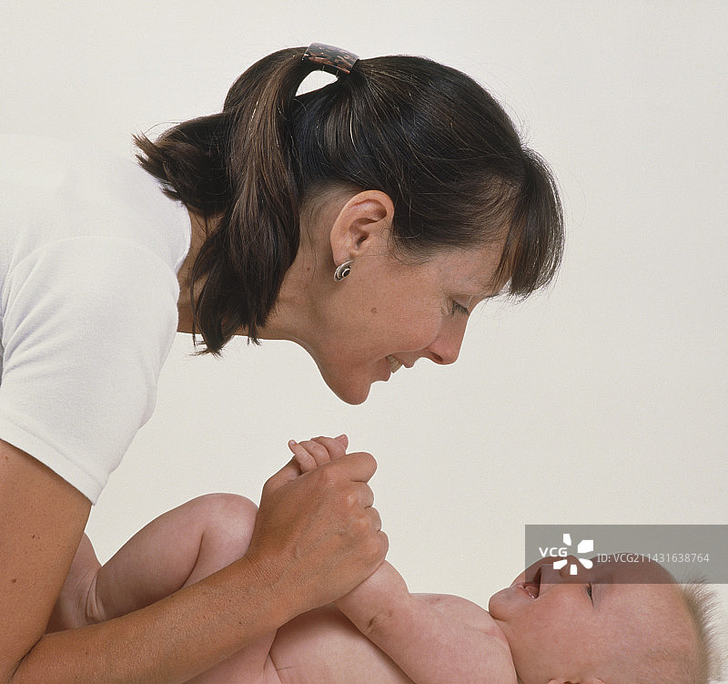 母亲和4个月大的女婴玩耍图片素材