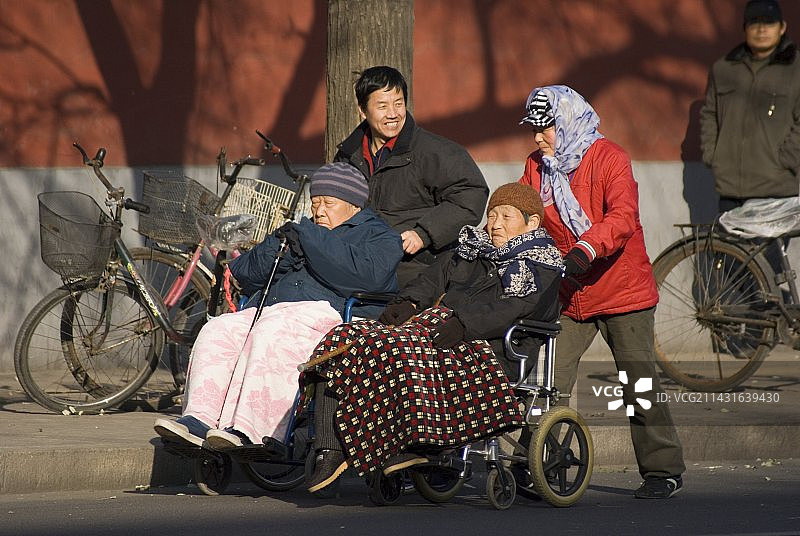 坐轮椅的中国老人图片素材