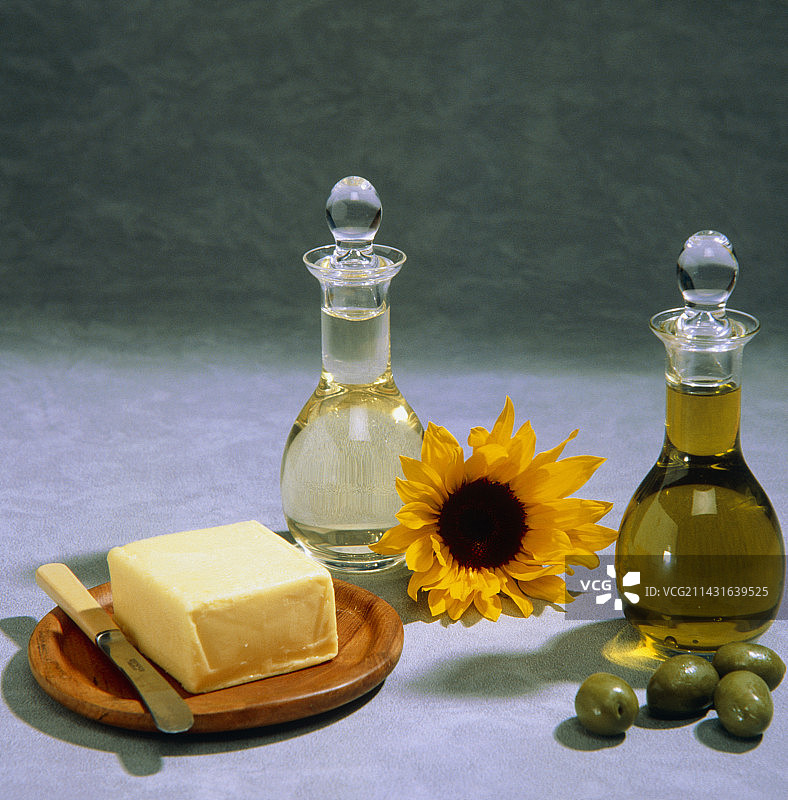 橄榄油、葵花籽油和黄油图片素材